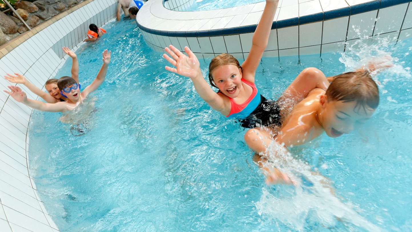 Kinder im Wasser am spielen