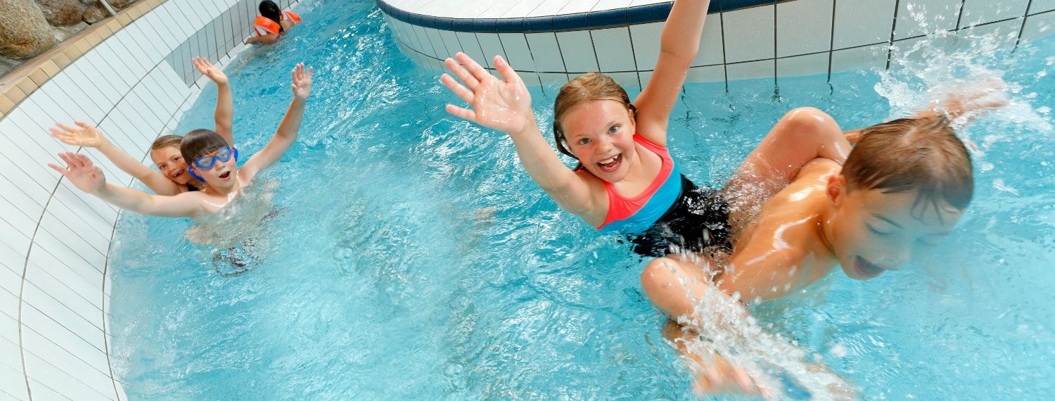 Kinder im Wasser am spielen