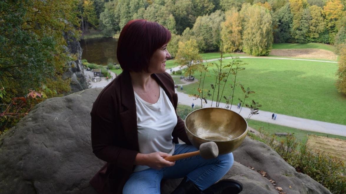 Frau mit Klangsschale draußen